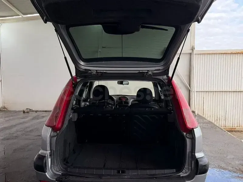 Usado Peugeot 206 90 CV (66 kW) 2002 Gris / plata Familiar