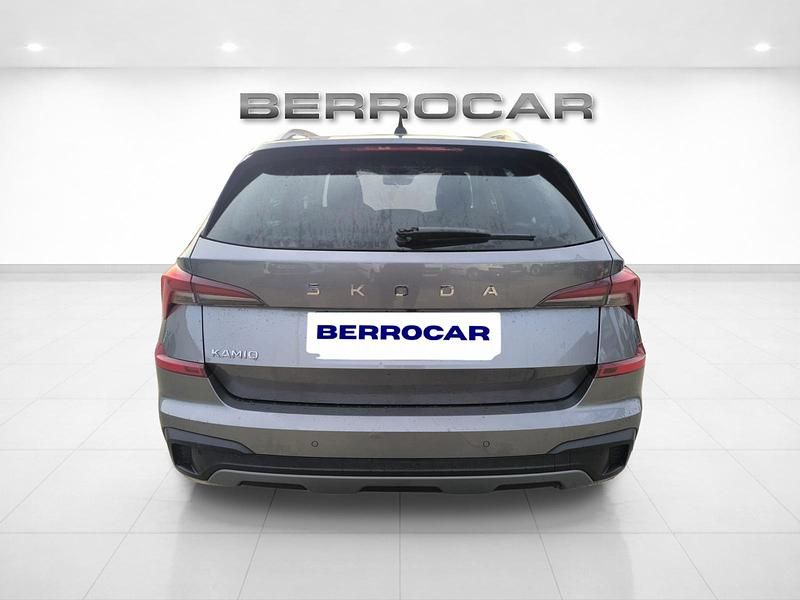 Usado Skoda Kamiq Ambition 95 CV (69 kW) 2024 Gris SUV