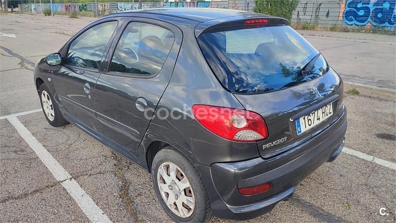 Usado Peugeot 206+ 60 CV (44 kW) 2011 Negro Utilitario