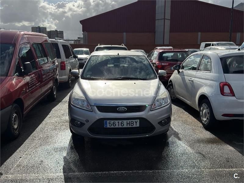 Usado Ford Focus Trend 109 CV (80 kW) 2011 Gris / plata Berlina