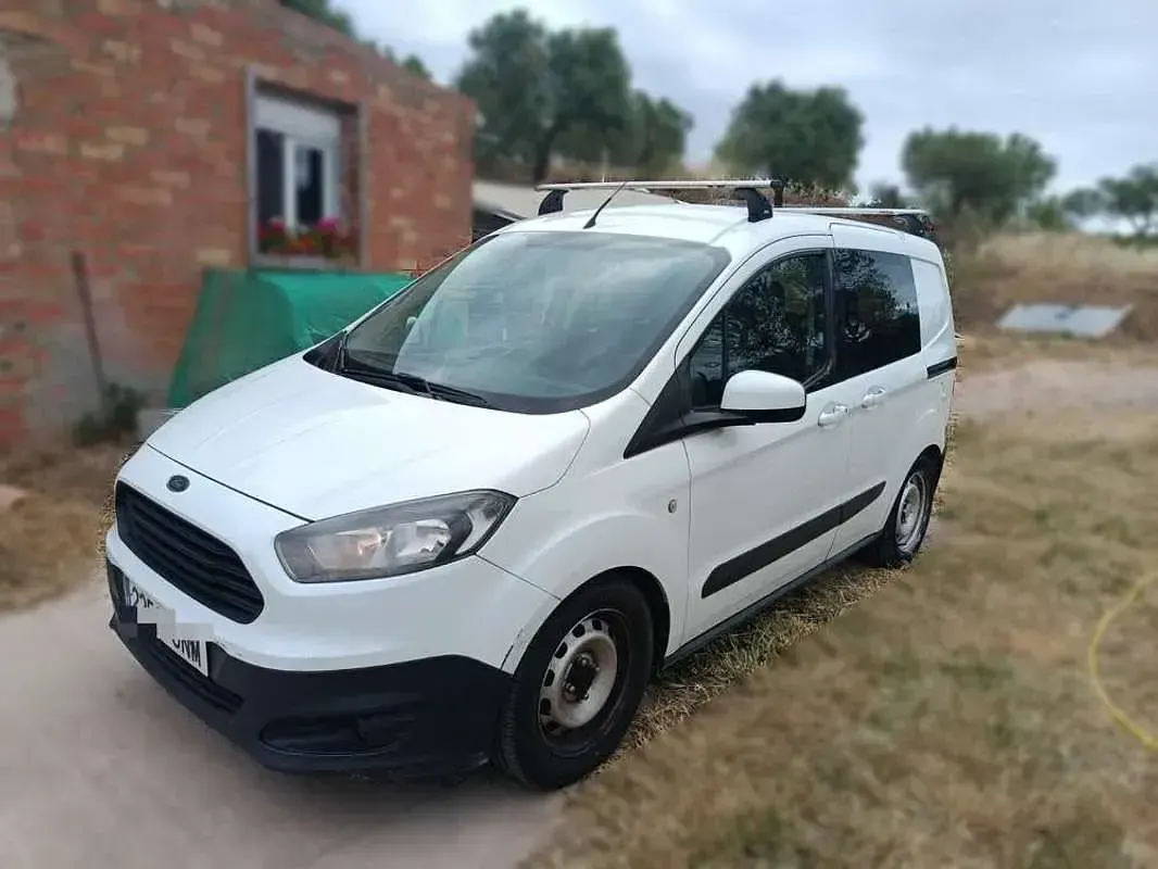 Usado Ford Tourneo Courier Ambiente 95 CV (69 kW) 2016 Blanco Monovolumen