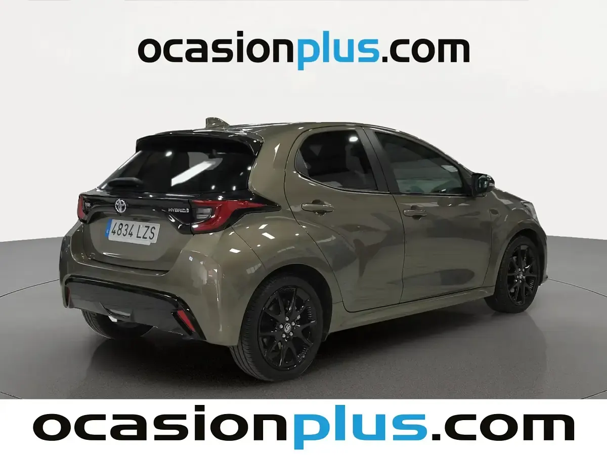 Usado Toyota Yaris Hybrid Plus 116 CV (85 kW) 2022 Marrón