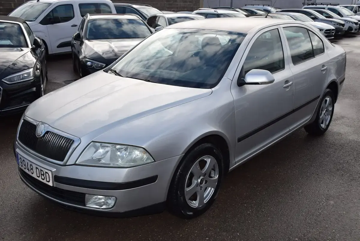 Usado Skoda Octavia Active 105 CV (77 kW) 2004 Gris Berlina