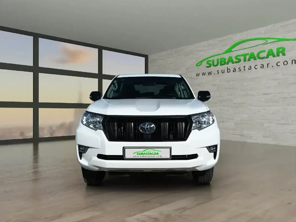 Begagnad Toyota Land Cruiser 176 HK (129 kW) 2021 Vit Halvkombi