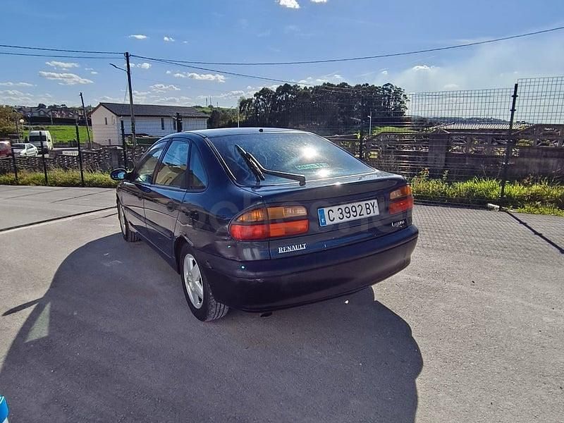 Usado Renault Laguna 100 CV (73 kW) 1998 Azul Berlina
