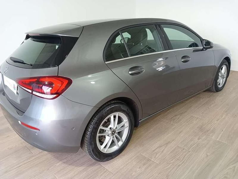 Usado Mercedes A180 116 CV (85 kW) 2022 Gris Utilitario