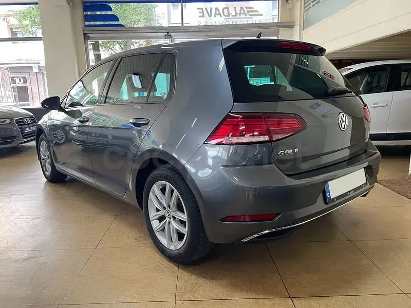 Usado VW Golf VII Advance 125 CV (91 kW) 2017 Gris / plata Berlina
