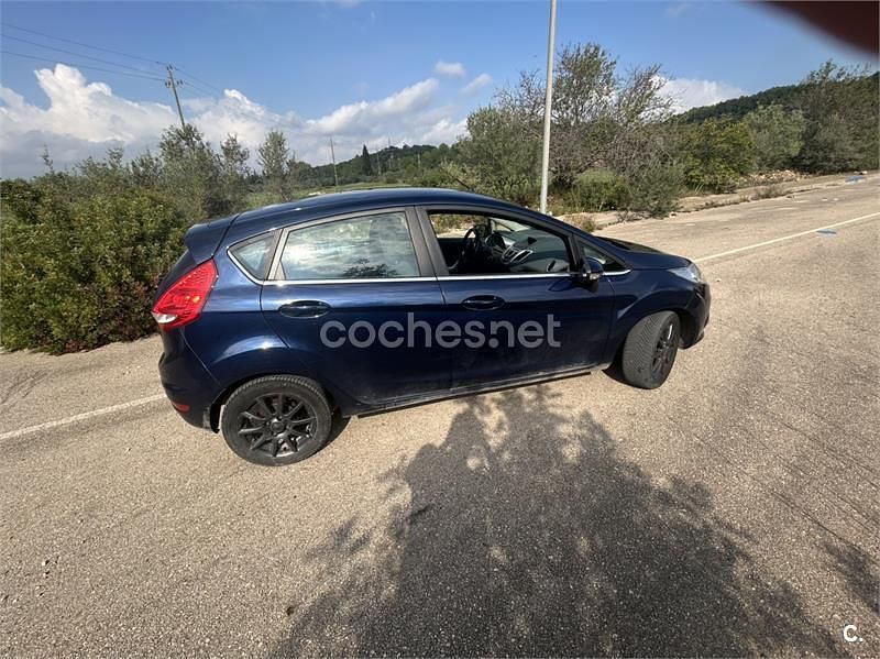 Usado Ford Fiesta Titanium 82 CV (60 kW) 2011 Azul Utilitario