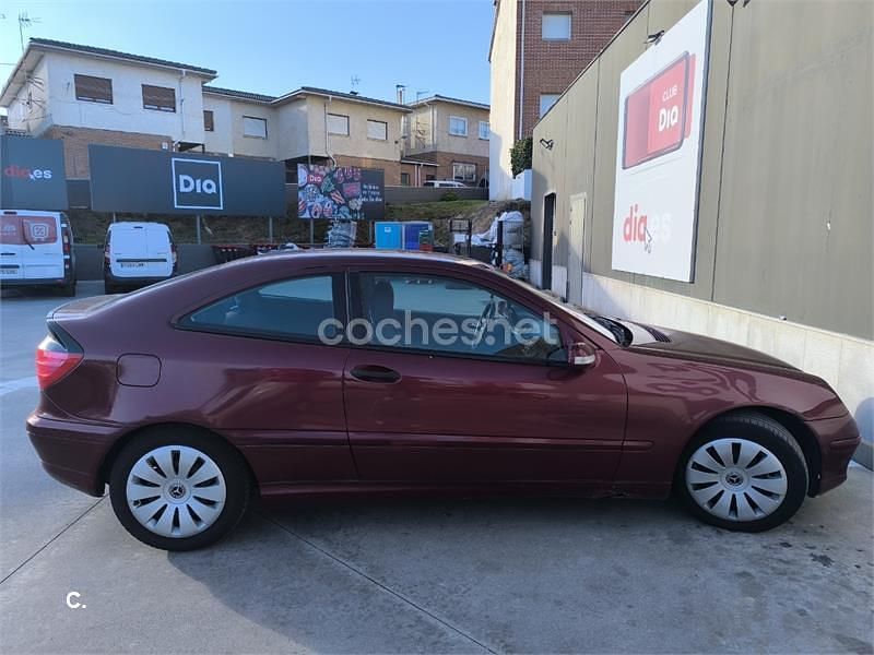 Usado Mercedes C200 163 CV (119 kW) 2001 Rojo Berlina