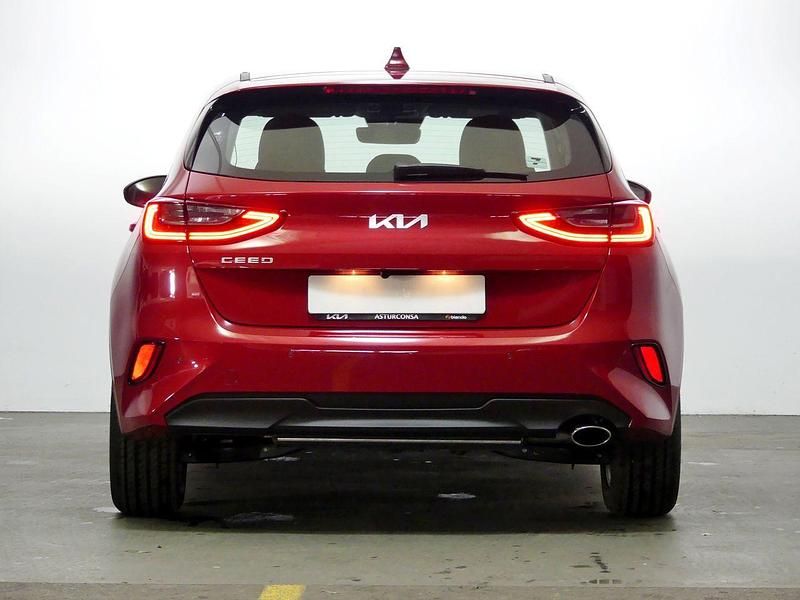 Usado Kia Ceed 120 CV (88 kW) 2023 Rojo Utilitario