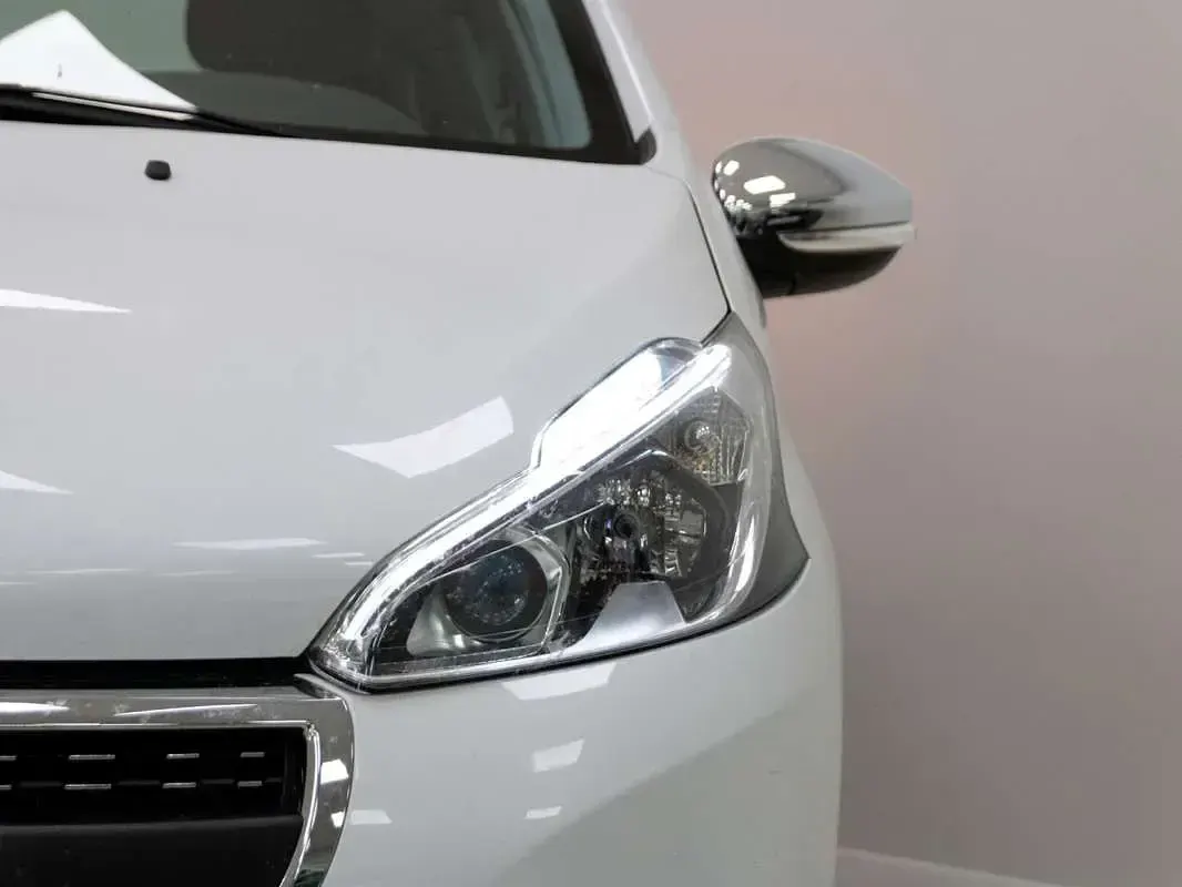 Usado Peugeot 208 Signature Sky 83 CV (61 kW) 2019 Blanco Utilitario
