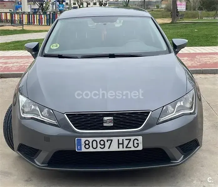 Usado Seat Leon Reference 105 CV (77 kW) 2014 Gris / plata Berlina
