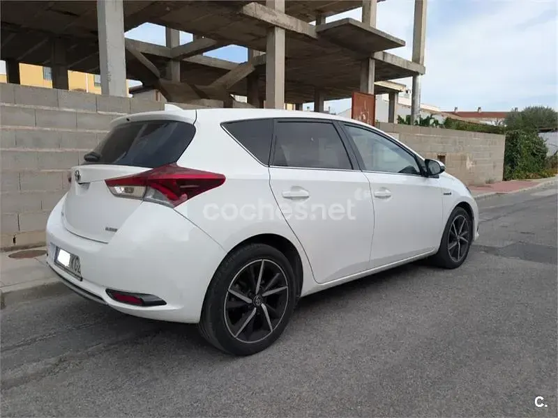 Usado Toyota Auris Hybrid 136 CV (100 kW) 2018 Blanco Berlina