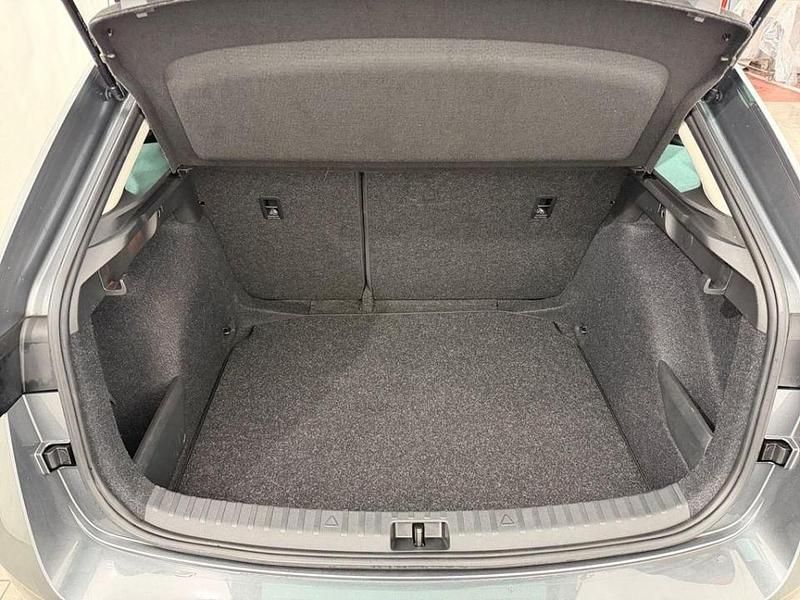 Usado Skoda Scala Selection 116 CV (85 kW) 2025 Gris Utilitario