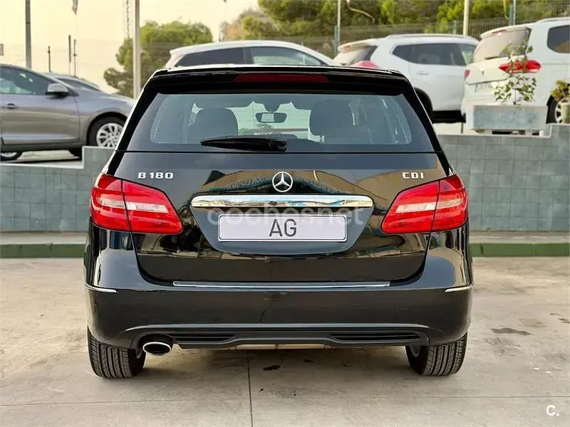 Usado Mercedes B180 109 CV (80 kW) 2012 Negro Utilitario