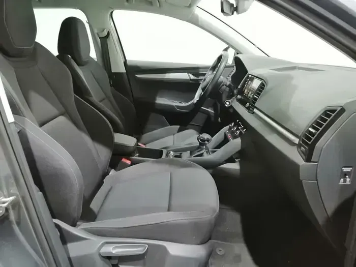 Usado Skoda Karoq Selection 150 CV (110 kW) 2025 Gris / plateado SUV