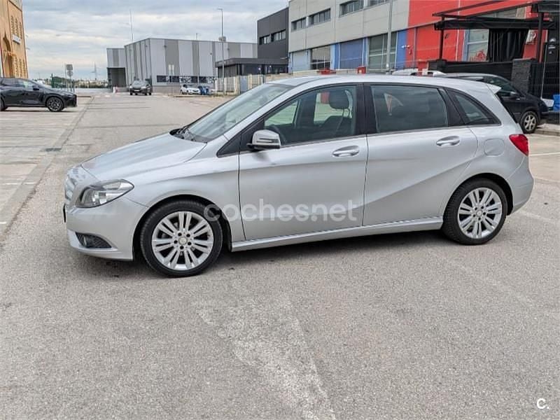 Usado Mercedes B180 109 CV (80 kW) 2014 Gris / plata Monovolumen