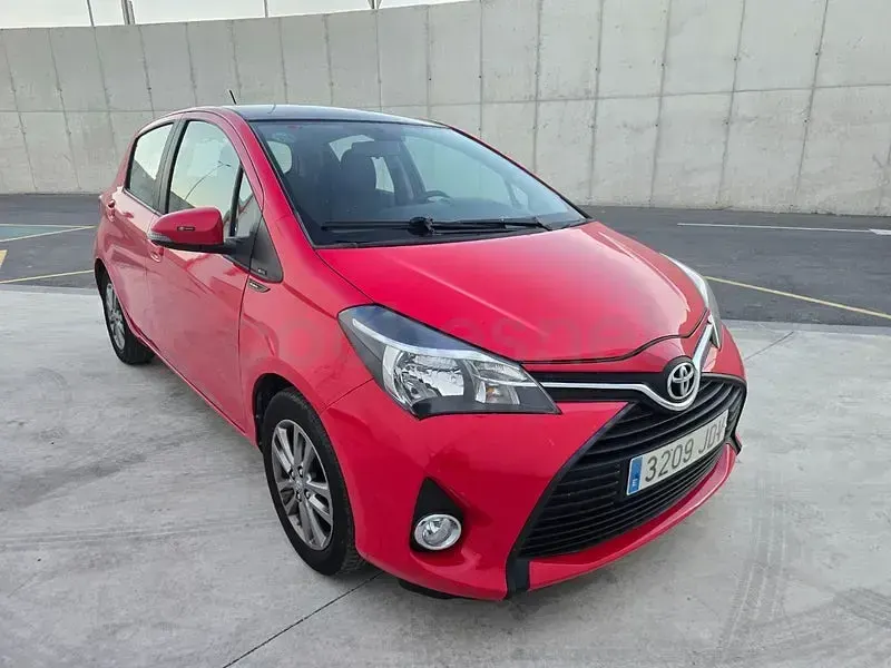 Usado Toyota Yaris Advance 99 CV (72 kW) 2015 Rojo Utilitario