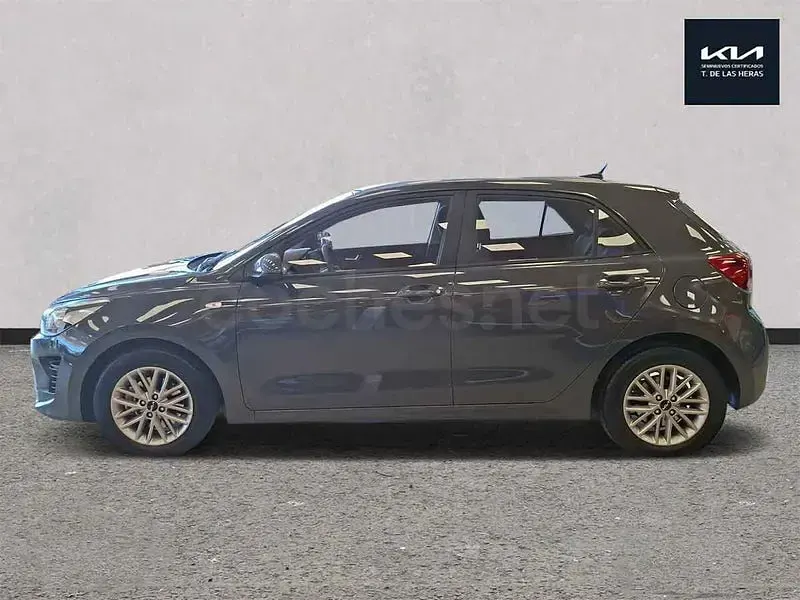 Usado Kia Rio Sport 100 CV (73 kW) 2022 Gris / plata Berlina