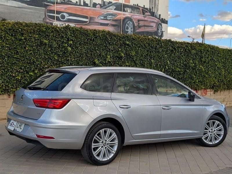 Usado Seat Leon XCELLENCE 130 CV (95 kW) 2020 Gris / plata Familiar