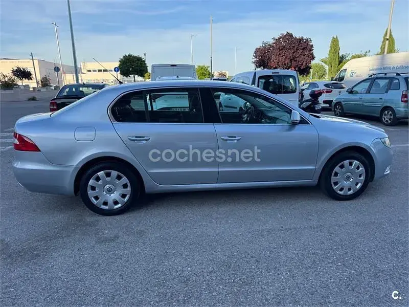 Usado Skoda Superb Elegance 140 CV (102 kW) 2009 Gris / plata Berlina