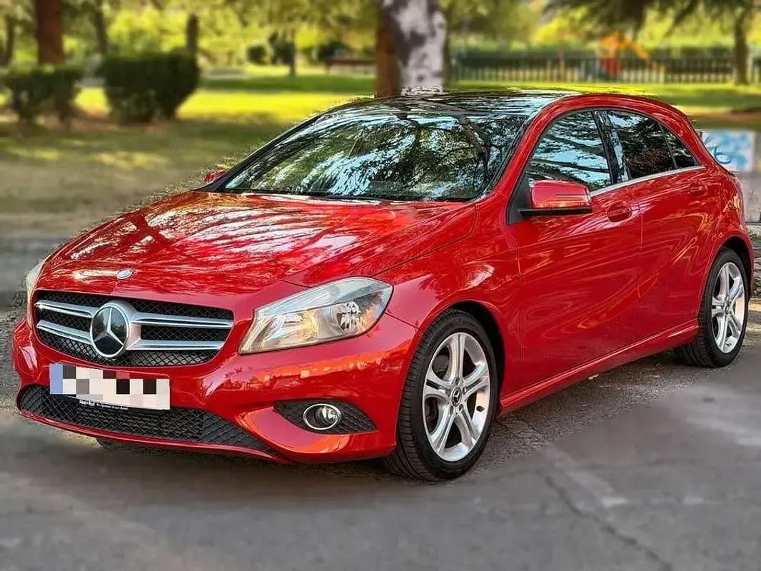 Usado Mercedes A180 Urban 122 CV (89 kW) 2013 Rojo Utilitario