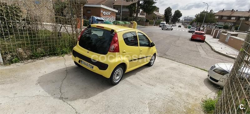 Usado Peugeot 107 68 CV (50 kW) 2006 Amarillo Utilitario