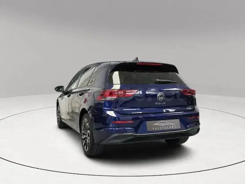 Usado VW Golf VIII 110 CV (80 kW) 2024 Azul Berlina
