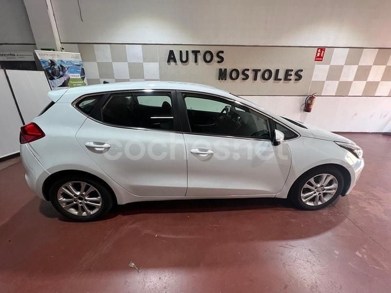 Blanco Usado 2013 Kia Ceed Berlina | 7495 € (Un poco caro) - Imagen 1/4