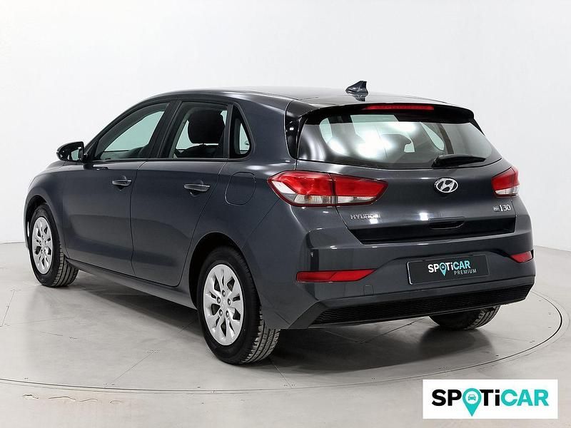 Usado Hyundai i30 110 CV (80 kW) 2022 Negro Utilitario