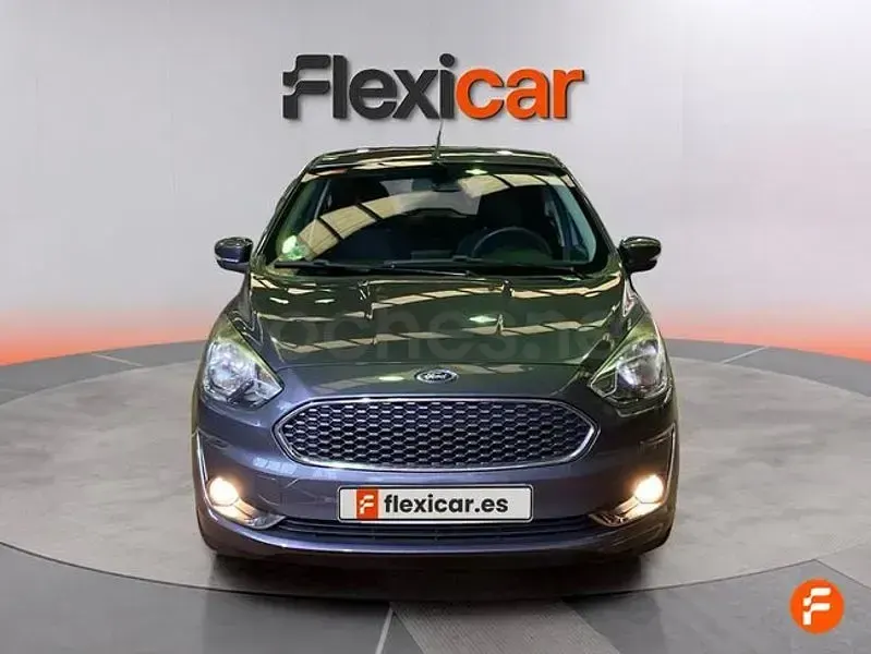 Usado Ford Ka Plus Ultimate 85 CV (62 kW) 2019 Gris / plata Utilitario