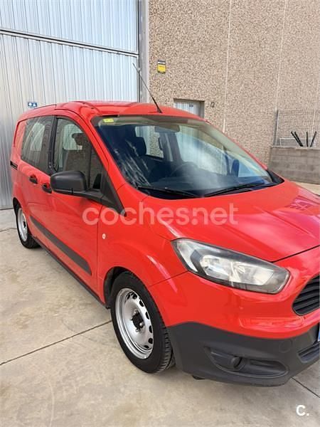 Usado Ford Tourneo Courier Ambiente 75 CV (55 kW) 2015 Rojo Monovolumen