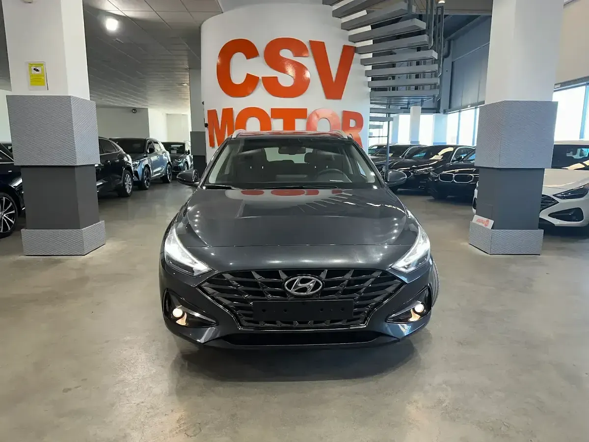 Usado Hyundai i30 Style 120 CV (88 kW) 2024 Gris Utilitario