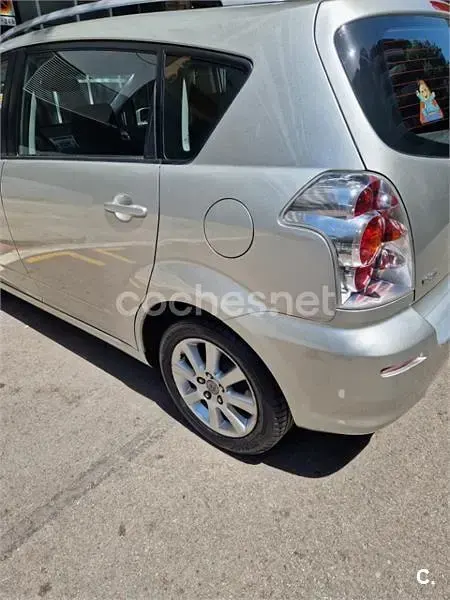 Usado Toyota Corolla Verso Sol 129 CV (94 kW) 2005 Gris / plata Monovolumen