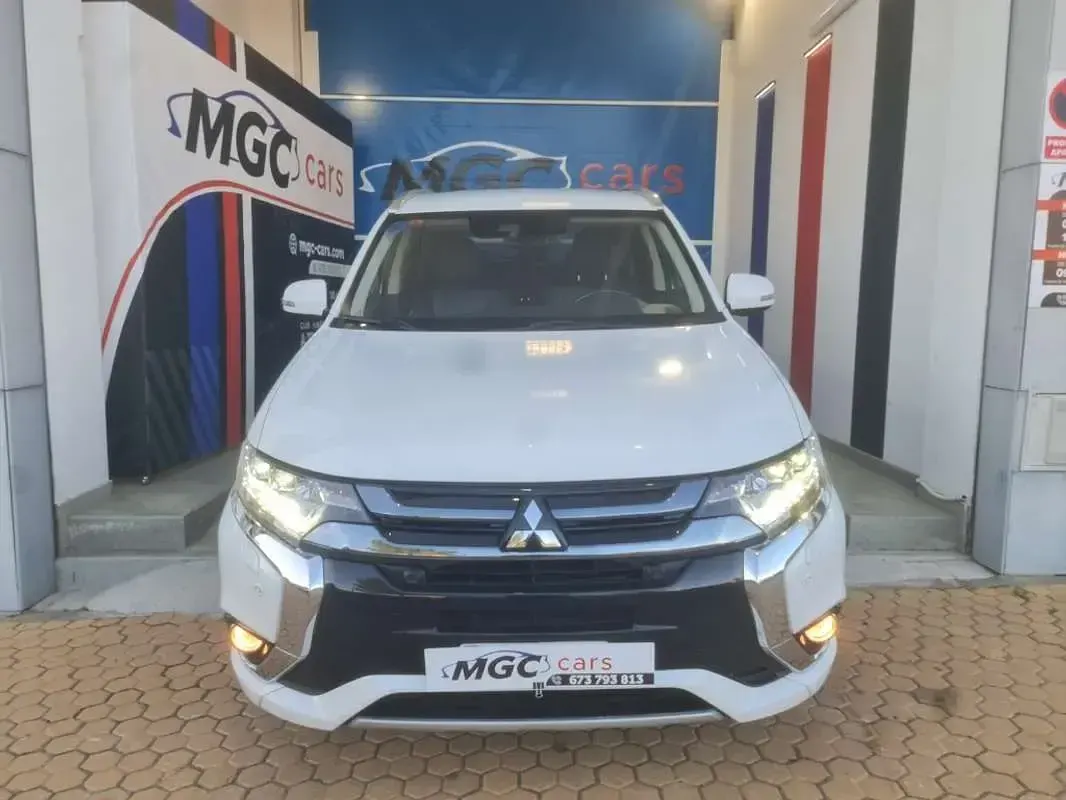 Usado Mitsubishi Outlander P-HEV 224 CV (164 kW) 2018 Blanco SUV