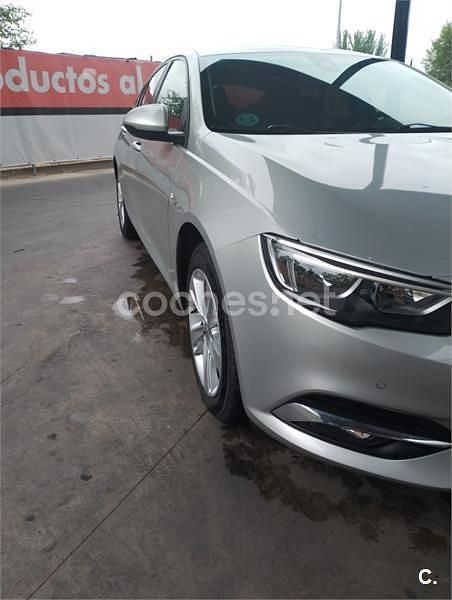Usado Opel Insignia Selective 136 CV (100 kW) 2017 Gris / plata Berlina