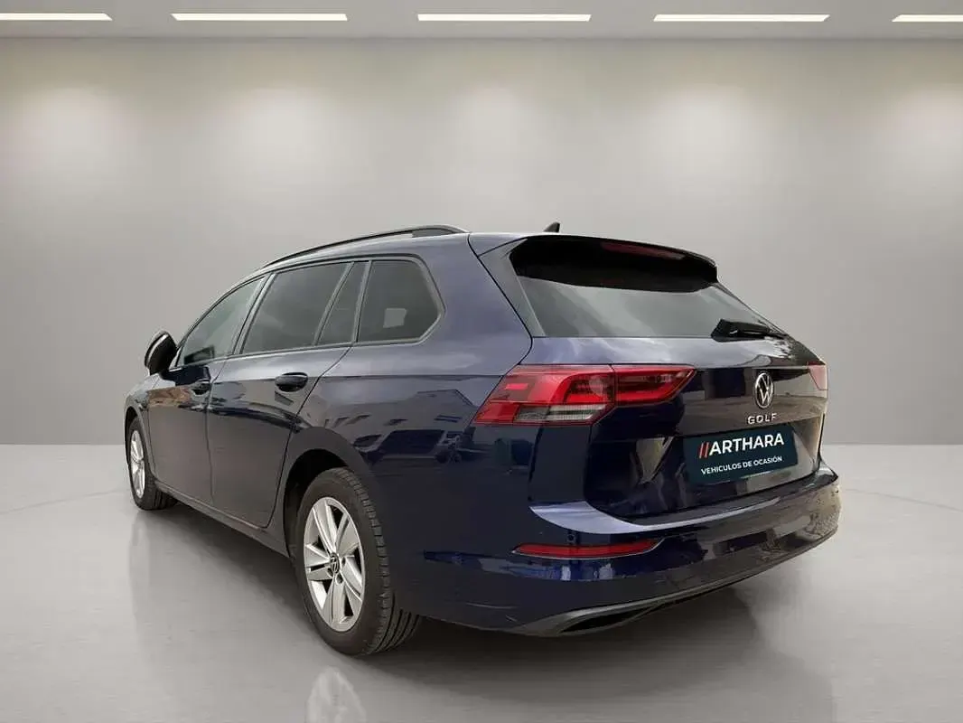 Usado VW Golf VIII Life 116 CV (85 kW) 2022 Azul Familiar