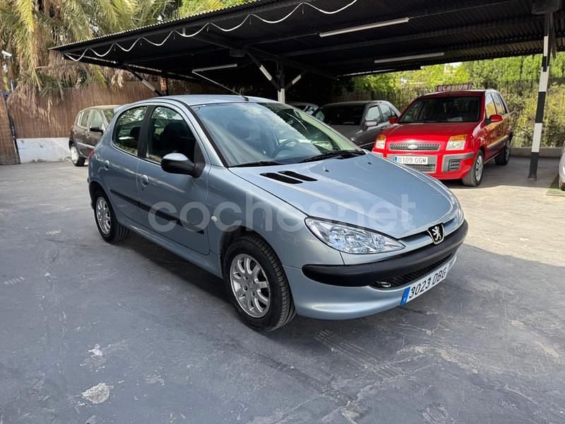 Usado Peugeot 206 75 CV (55 kW) 2005 Gris / plata Berlina