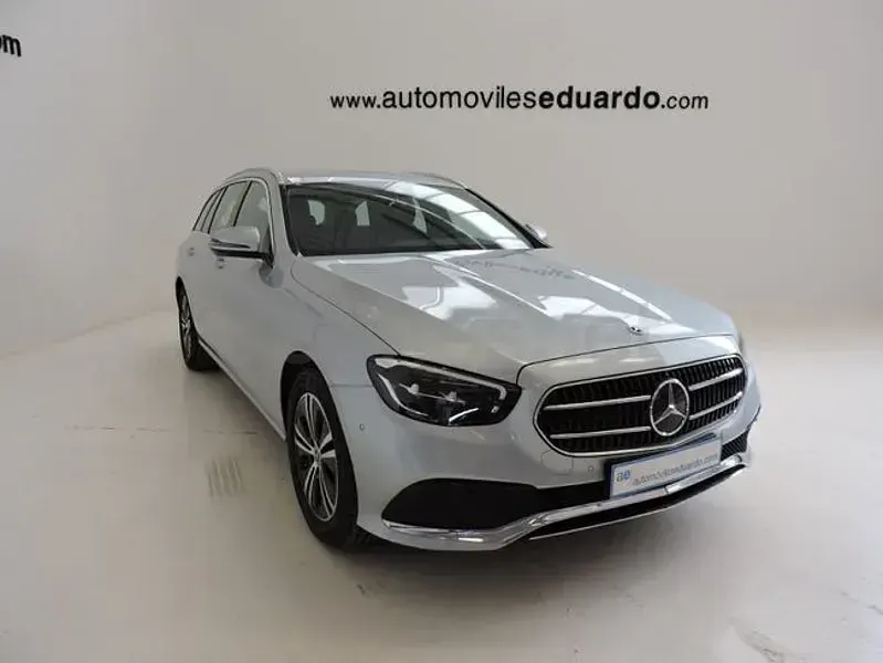 Usado Mercedes E220 194 CV (142 kW) 2022 Gris / plata Familiar