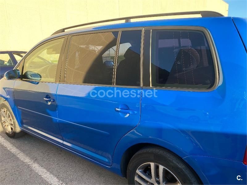 Usado VW Touran Highline 140 CV (102 kW) 2004 Azul Monovolumen