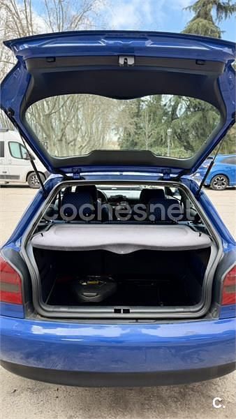 Usado Audi A3 Ambition 105 CV (77 kW) 2005 Azul Utilitario