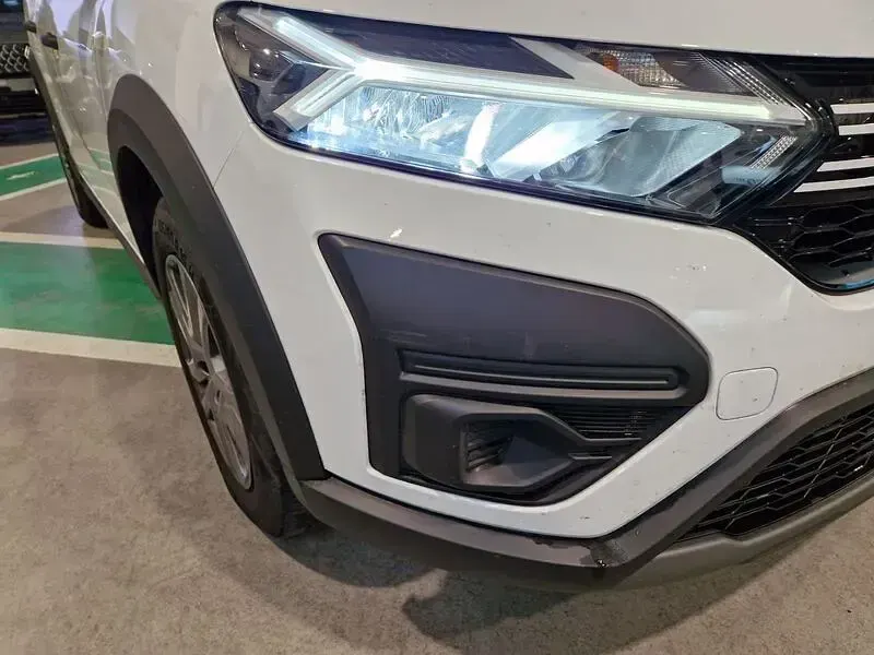 Begagnad Dacia Sandero Essentiel 101 HK (74 kW) 2023 Vit Sedan