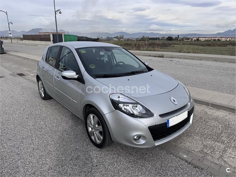 Gris / plata Usado 2010 Renault Clio II Expression Berlina | 4000 € (Precio justo) - Imagen 1/4