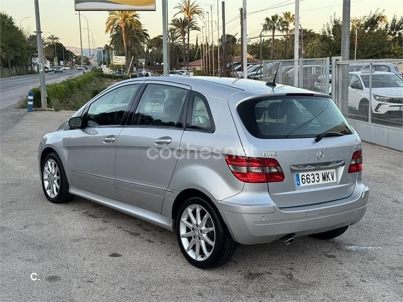 Usado Mercedes B180 109 CV (80 kW) 2007 Gris / plata Monovolumen