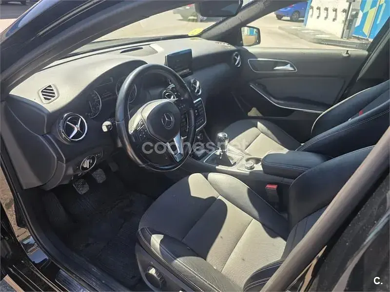 Usado Mercedes A180 Urban 109 CV (80 kW) 2013 Negro Utilitario