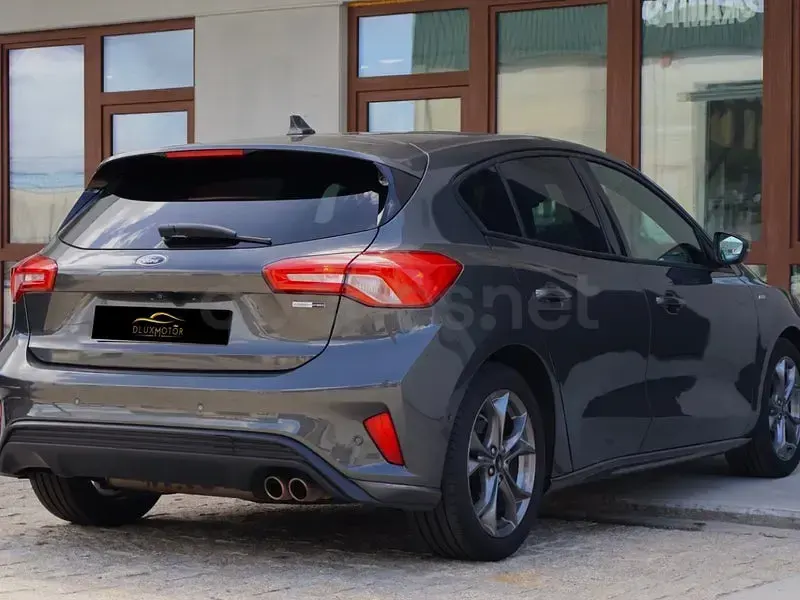 Usado Ford Focus ST-Line 125 CV (91 kW) 2022 Gris / plata Berlina