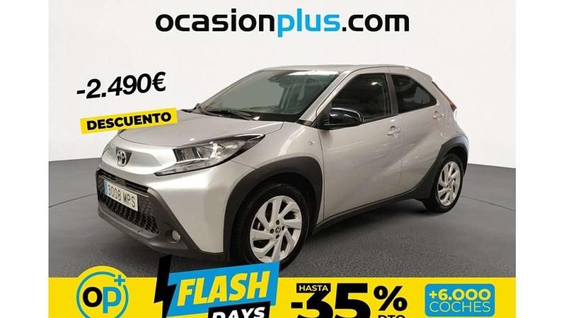 Usado Toyota Aygo Play 72 CV (52 kW) 2024 Gris Utilitario
