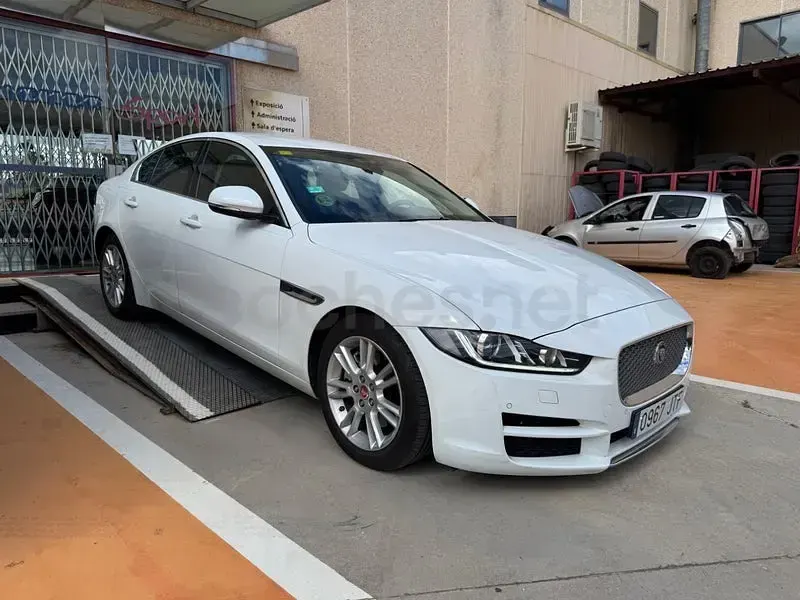 Usado Jaguar XE Prestige 180 CV (132 kW) 2018 Blanco Berlina