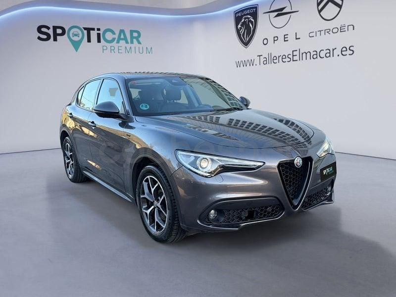 Usado Alfa Romeo Stelvio Sprint 190 CV (139 kW) 2022 Gris / plata SUV