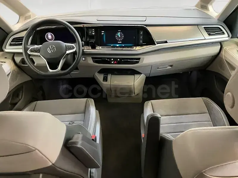 Usado VW Multivan Life 150 CV (110 kW) 2025 Rojo Monovolumen